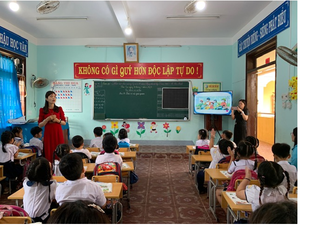 Giờ học của HS lớp Một trường Tiểu học An Hải (Lý Sơn, Quảng Ngãi) 