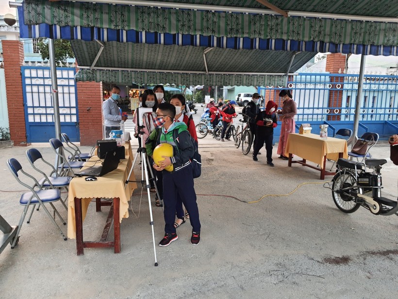Trường THCS Nguyễn Lương Bằng (quận Liên Chiểu, TP Đà Nẵng) triển khai đo thân nhiệt cho HS trước khi vào lớp.