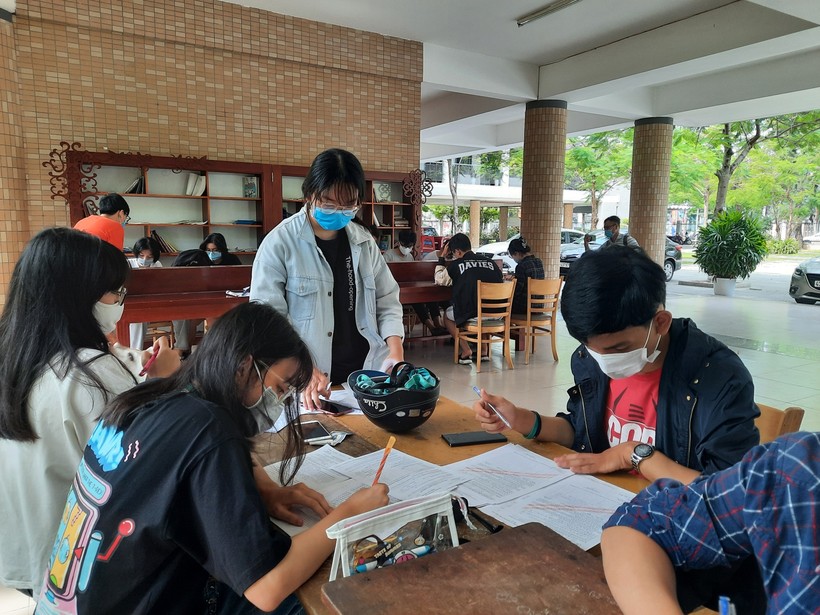 Học sinh lớp 12 Trường THPT Phan Châu Trinh (Đà Nẵng) thực hiện nghiêm túc 5K khi đến trường nộp hồ sơ ĐKDT tốt nghiệp THPT