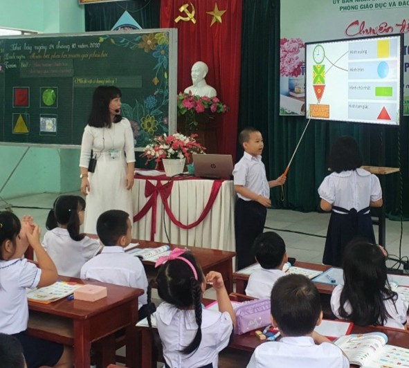 Một giờ học của lớp 1 trường Tiểu học Núi Thành (quận Hải Châu, Tp Đà Nẵng).