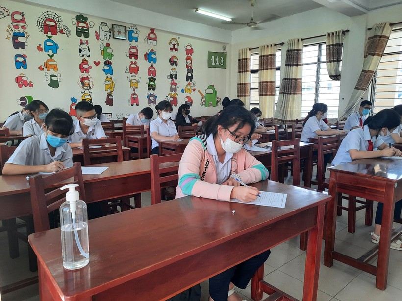 Thí sinh tham dự kỳ thi tuyển sinh vào lớp 10 THPT công lập tại điểm thi Trường THPT Trần Phú 