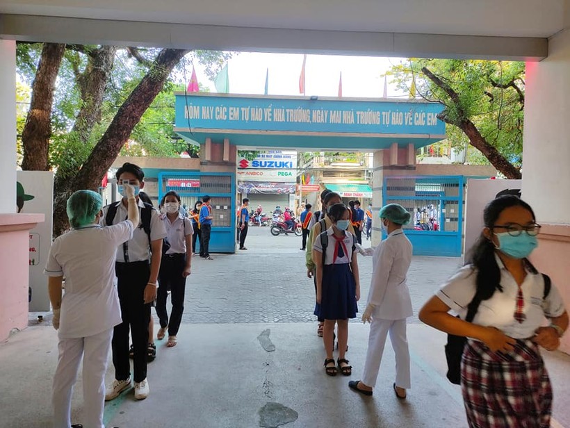 Trường THPT Trần Quốc Tuấn (Quảng Ngãi) thực hiện công tác phòng, chống dịch trong kỳ thi tuyển sinh vào lớp 10 