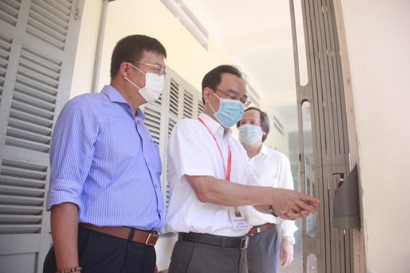 Thứ trưởng Bộ GD&ĐT Hoàng Minh Sơn kiểm tra cơ sở vật chất ở một số điểm thi tốt nghiệp THPT tại Khánh Hòa (Ảnh: Báo Khánh Hòa) 