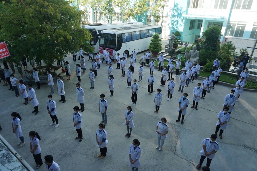 SV Trường ĐH Kỹ thuật Y Dược Đà Nẵng thực hiện 5K trong lễ xuất quân đoàn CB, SV hỗ trợ Phú Yên chống dịch 