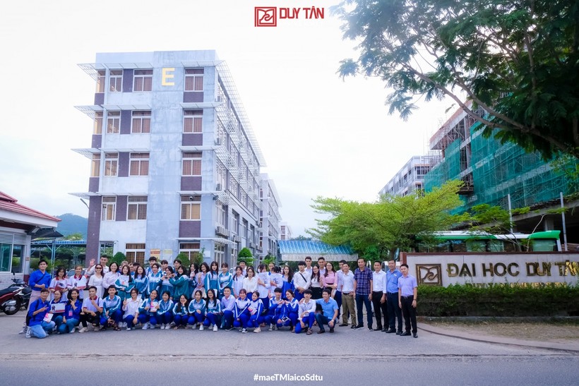 Trường ĐH Duy Tân tổ chức cho HS phổ thông tham quan nhà trường trong chương trình tư vấn tuyển sinh 