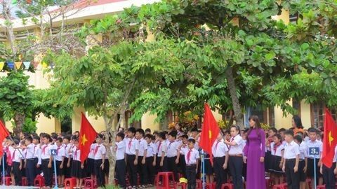 HS Trường Tiểu học Trần Quý Cáp (TP Tam Kỳ) chào cờ trong buổi lễ khai giảng năm học 2020 - 2021