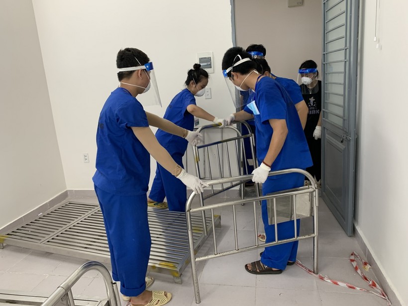 SV Trường ĐH Đông Á tham gia tình nguyện tại bệnh viện dã chiến số 6 của thành phố Đà Nẵng