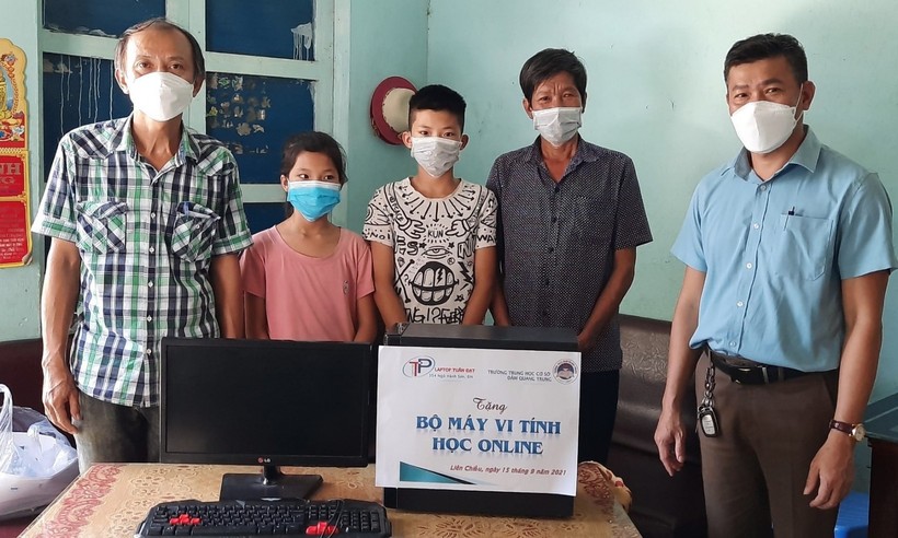 Trường THCS Đàm Quang Trung (quận Liên Chiểu) tặng máy tính cho học sinh.