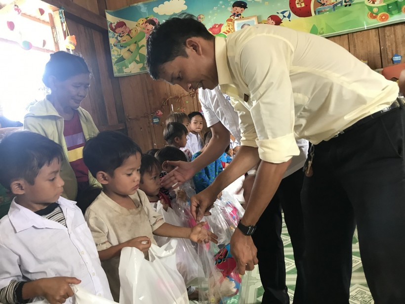 Thầy Lê Huy Phương - Hiệu trưởng Trường Phổ thông dân tộc bán trú Tiểu học Trà Tập tặng quà khuyến khích học sinh đến trường