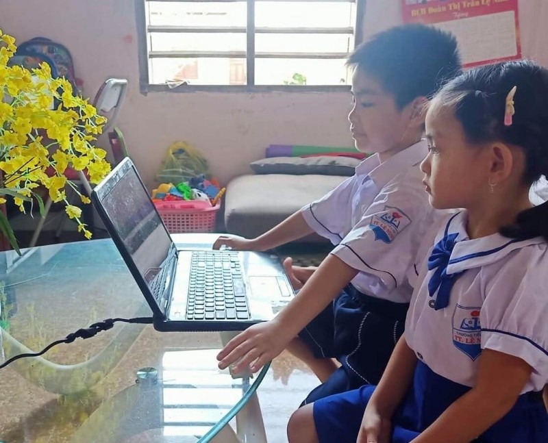 Một học sinh Đà Nẵng phải mượn đồng phục, sách giáo khoa và cả máy tính của người thân để học trực tuyến.