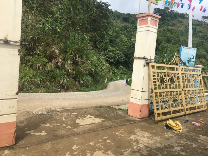 Cánh cổng sắt của điểm trường Măng Dí bất ngờ đổ sập khiến 2 trẻ mầm non thương vong.