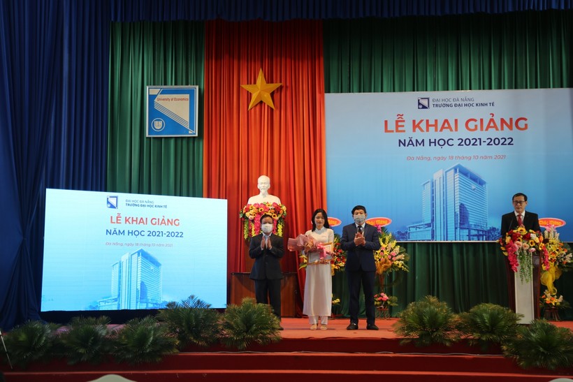 Giám đốc ĐH Đà Nẵng và Hiệu trưởng Trường ĐH Kinh tế trao Giấy khen và hoa cho đại diện tân sinh viên xuất sắc