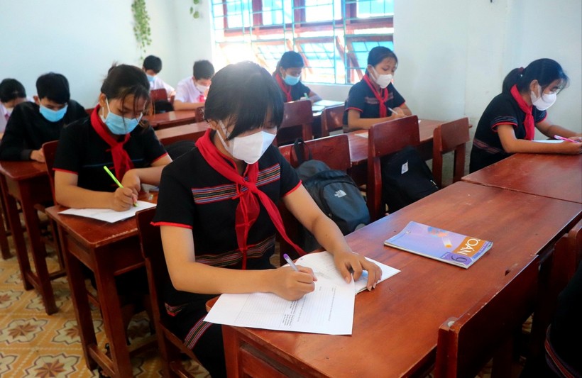 Học sinh Trường THCS Nguyễn Tri Phương (Hòa Bắc, Hòa Vang, TP Đà Nẵng) trong buổi học trực tiếp đầu tiên của năm học 2021 - 2022
