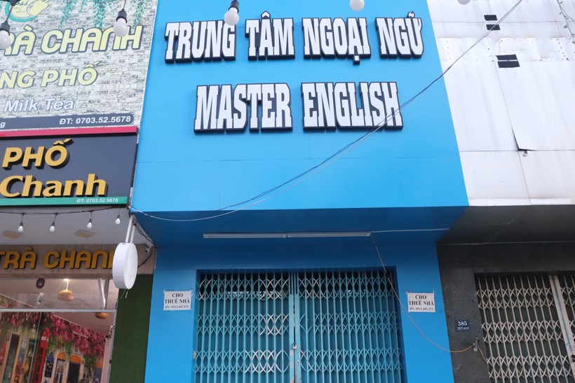 Cơ sở 3 của Trung tâm ngoại ngữ Master English chi nhánh tại Đà Nẵng đã đóng cửa, dán thông báo cho thuê mặt bằng. 