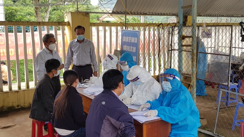 Lực lượng y tế tổ chức xét nghiệm truy vết tại một số trường học ở Nam Trà My (Quảng Nam) 