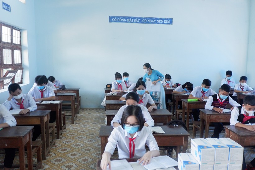HS Trường THCS Nguyễn Tri Phương (Hòa Bắc) làm bài khảo sát khi đến trường học trực tiếp vào ngày 18/10