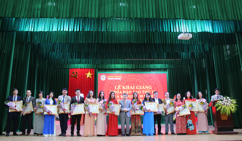Thừa ủy quyền của Chủ tịch UBND tỉnh Thanh Hóa, Hiệu trưởng Bùi Văn Dũng đã trao bằng khen cho 18 giảng viên của trường đạt thành tích tại Hội thi giảng viên giỏi nghiệp vụ sư phạm toàn quốc lần nhất năm 2020.