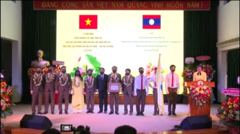 Ngài Viêngxay Phommachanh - Tổng lãnh sự Lào tại Đà Nẵng trao tặng Huân chương Lao động Hạng Ba của Lào cho tập thể Trường ĐH Sư phạm.