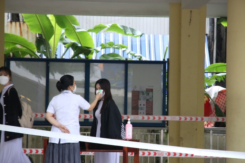 Các trường học tại Đà Nẵng triển khai đo thân nhiệt cho học sinh đầu mỗi buổi học.