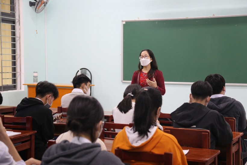 Giáo viên Trường THPT Tôn Thất Tùng hướng dẫn cho HS nắm các quy định về phòng, chống dịch khi trở lại trường học trực tiếp.