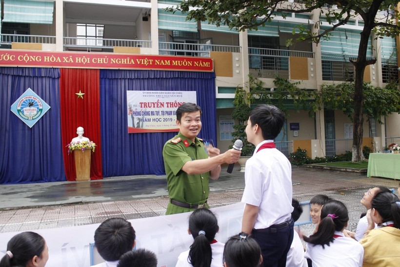 Trường THCS Nguyễn Huệ (Đà Nẵng) mời báo cáo viên là lực lượng công an để tăng hiệu quả tuyên truyền về phòng chống ma túy và các chất gây nghiện