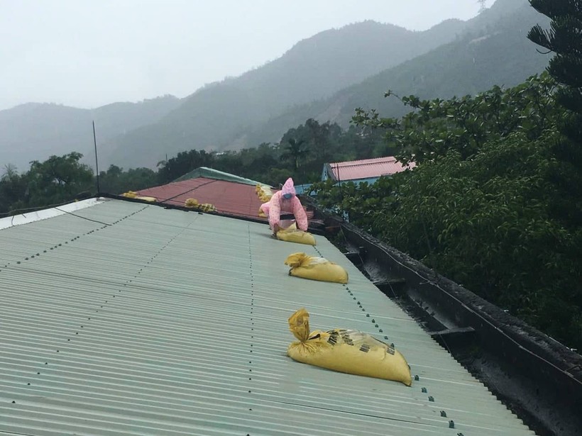 Trường THCS Nguyễn Tri Phương (huyện Hòa Vang, Đà Nẵng) chèn bao cát trên mái các phòng học trước khi bão vào. 