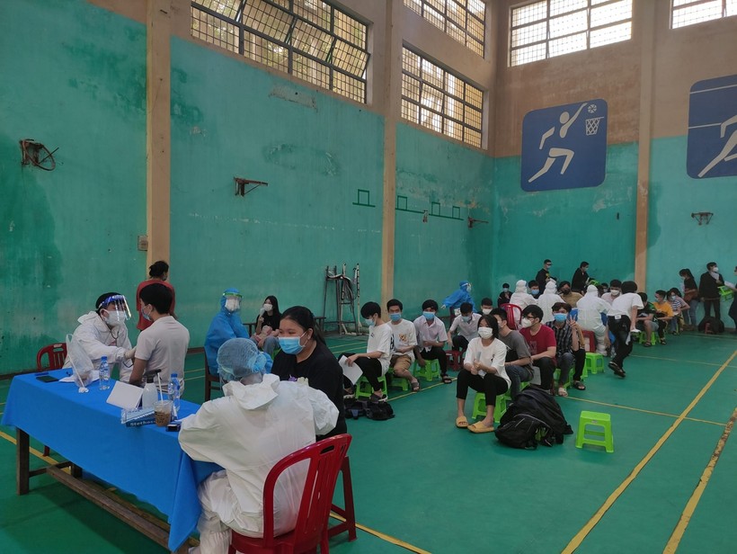 Học sinh thành phố Quảng Ngãi tiêm vắc xin phòng Covid-19. 