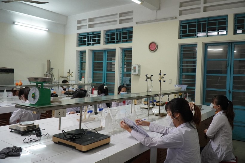 SV Trường ĐH Bách khoa, ĐH Đà Nẵng trở lại trường học thực hành, thí nghiệm, làm đồ án trước Tết Nguyên đán 2022. 