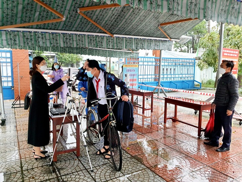 Trường THCS Lương Thế Vinh (quận Liên Chiểu, TP Đà Nẵng) kiểm tra thân nhiệt cho HS trước khi vào trường.