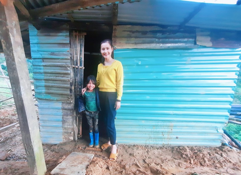 Cô giáo Trà Thị Thu "nghiệm thu" công trình nhà vệ sinh tại nhà một người dân ở nóc Tắk Pổ