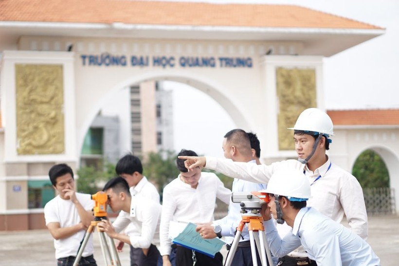 Sinh viên trường Đại học Quang Trung trong giờ học thực hành.