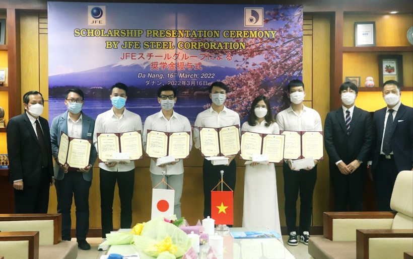 Đại diện Đại học Đà Nẵng và Tập đoàn thép JFE Nhật Bản trao học bổng cho sinh viên 