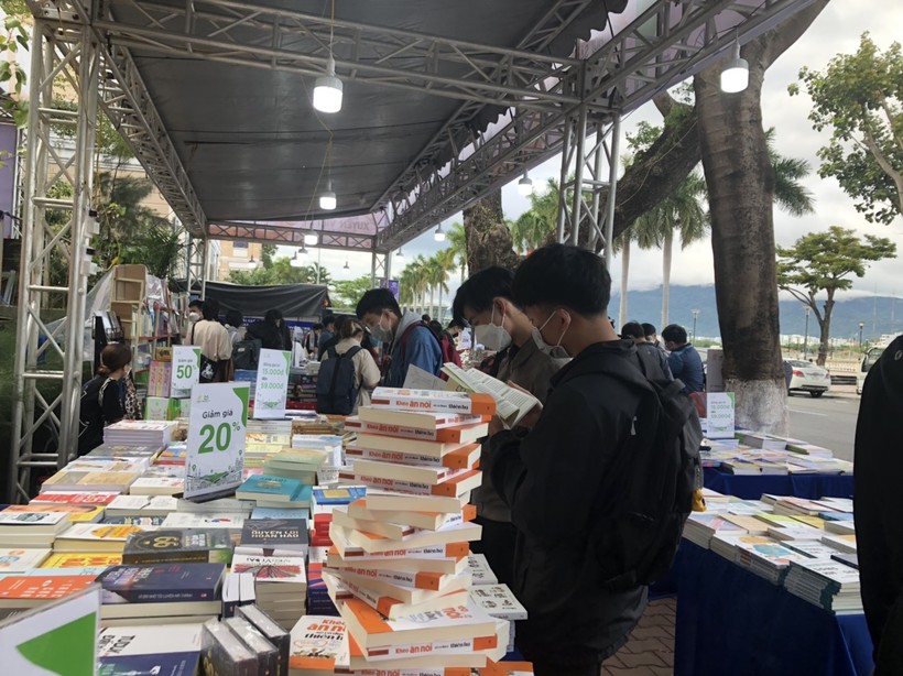 Ngày hội Văn hóa đọc Đà Nẵng 2022 – đợt 1 thu hút nhiều học sinh, sinh viên tham gia.