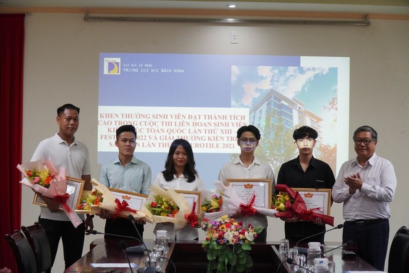 PGS.TS Đoàn Quang Vinh - Hiệu trưởng Trường Đại học Bách khoa, Đại học Đà Nẵng trao thưởng cho sinh viên đạt giải tại các cuộc thi kiến trúc 
