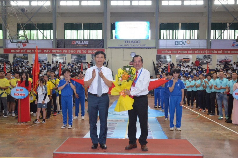 Đại diện Vụ Giáo dục thể chất, Bộ GD&ĐT tặng hoa chúc mừng Đại hội Thể thao sinh viên Đại học Đà Nẵng