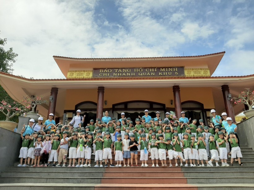 Học sinh mầm non tham quan Bảo tàng Hồ Chí Minh chi nhánh Quân khu 5