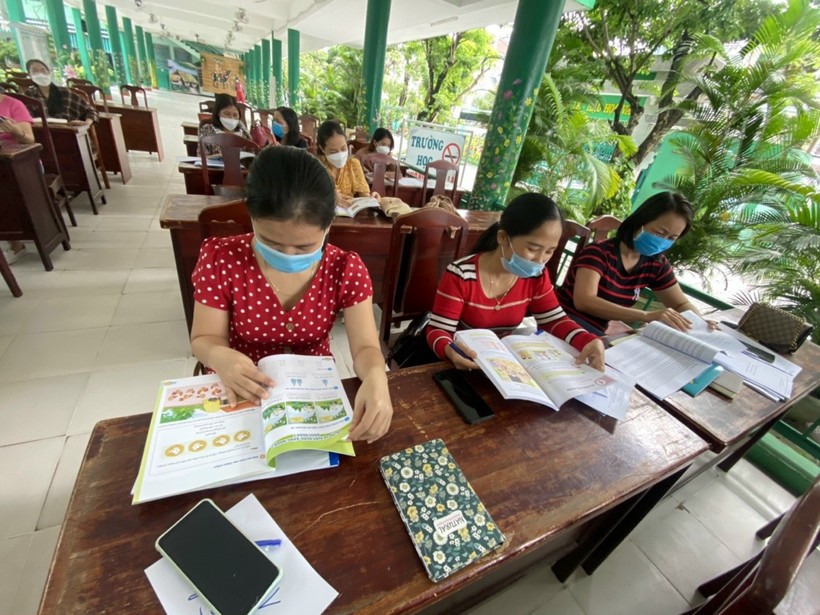 Giáo viên Trường Tiểu học Núi Thành (quận Hải Châu, TP Đà Nẵng) tham gia lựa chọn sách giáo khoa ở cấp cơ sở 