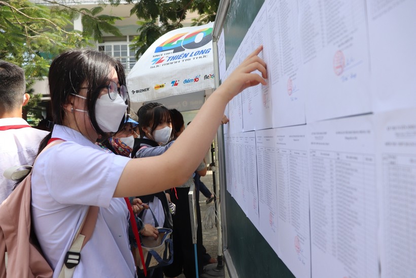 Học sinh Đà Nẵng xem sơ đồ phòng thi và số báo danh tham dự kỳ thi tuyển sinh vào lớp 10 THPT công lập 