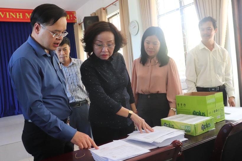 Bà Ngô Thị Kim Yến - Phó Chủ tịch UBND TP Đà Nẵng kiểm tra công tác đối chiếu danh sách thí sinh tại điểm thi Trường THCS - THPT Nguyễn Khuyến.