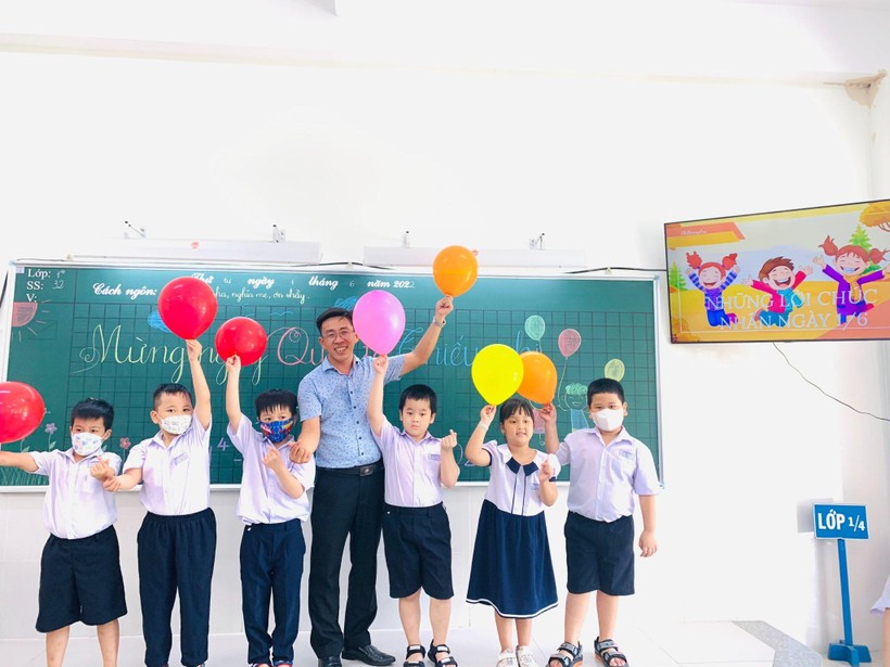 Thầy Hiệu trưởng Nguyễn Thái Phong tham gia các hoạt động mừng ngày Quốc tế Thiếu nhi với học sinh khối lớp Một