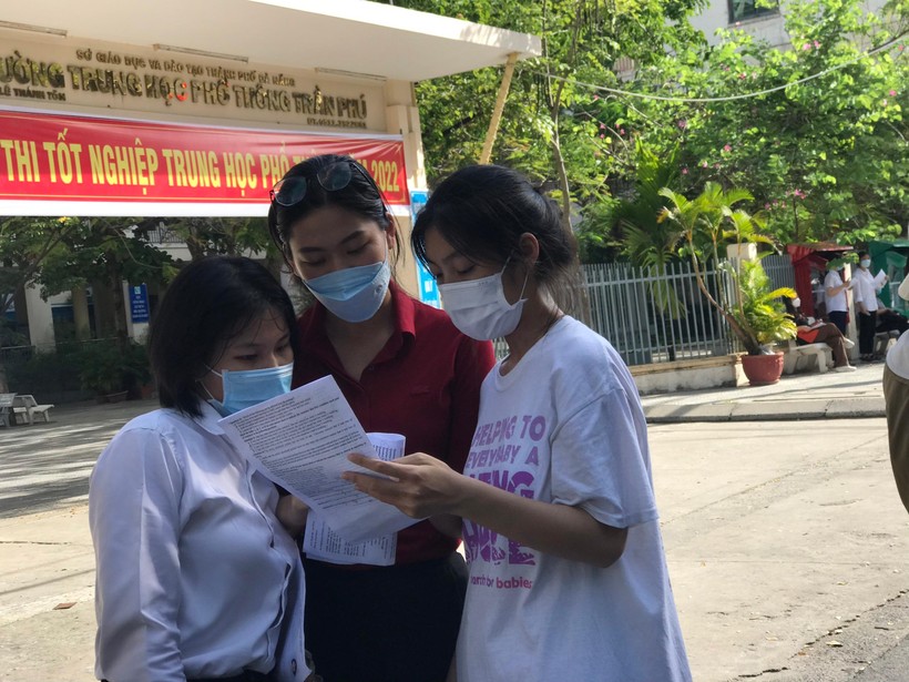 Học sinh dự thi tốt nghiệp THPT 2022 tại điểm thi Trường THPT Trần Phú.