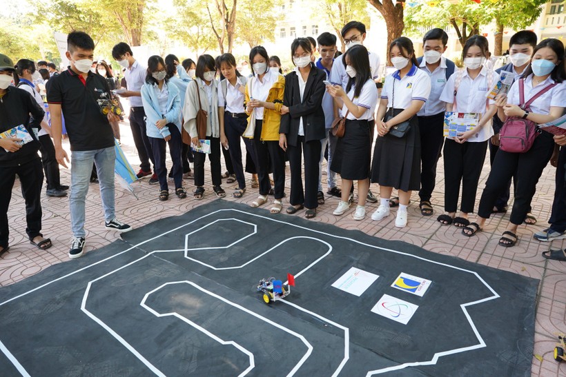 Triển lãm các sản phẩm STEM thu hút sự quan tâm của nhiều học sinh THPT ở Quảng Ngãi