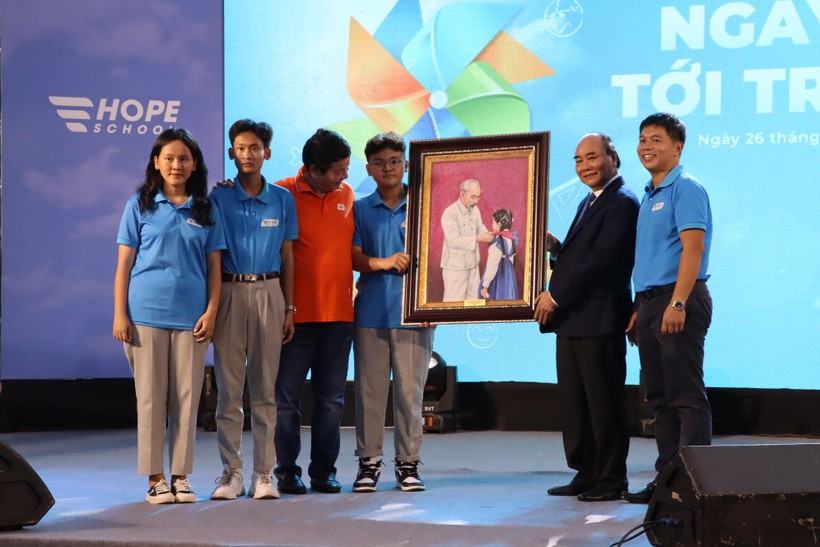 Chủ tịch nước Nguyễn Xuân Phúc tặng bức tranh "Bác Hồ với thiếu nhi" cho đại diện học sinh Trường TH, THCS và THPT Hy Vọng (Hope School).