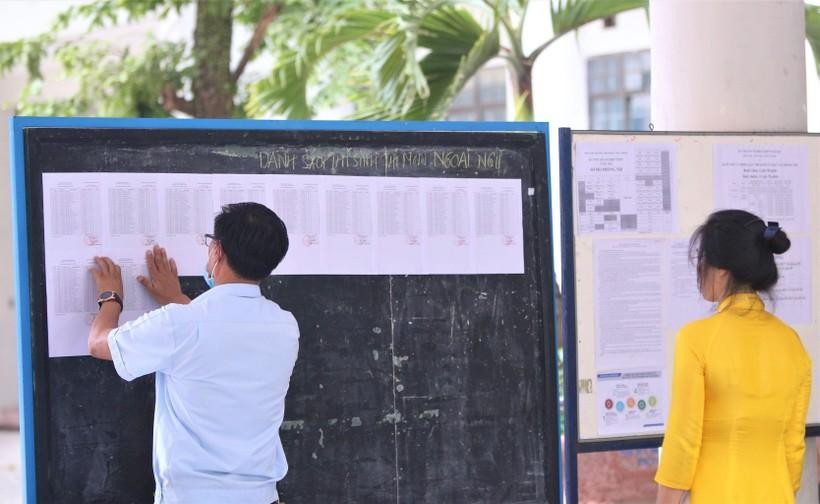 Cán bộ làm thi tại điểm thi Trường THPT Phan Châu Trinh dán lại số báo danh chuẩn bị cho buổi thi môn Ngoại ngữ vào chiều 8/7