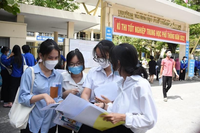 Thí sinh Đà Nẵng trao đổi bài sau buổi thi môn Toán kỳ thi tốt nghiệp THPT 2022