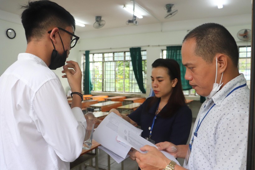 Cán bộ làm công tác thi tại điểm thi Trường THPT Phan Châu Trinh gọi thí sinh vào phòng dự thi môn Ngoại ngữ