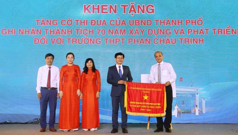 Ông Lê Quang Nam - Phó Chủ tịch UBND thành phố (bìa phải) tặng Cờ thi đua của UBND thành phố cho tập thể Trường THPT Phan Châu Trinh.