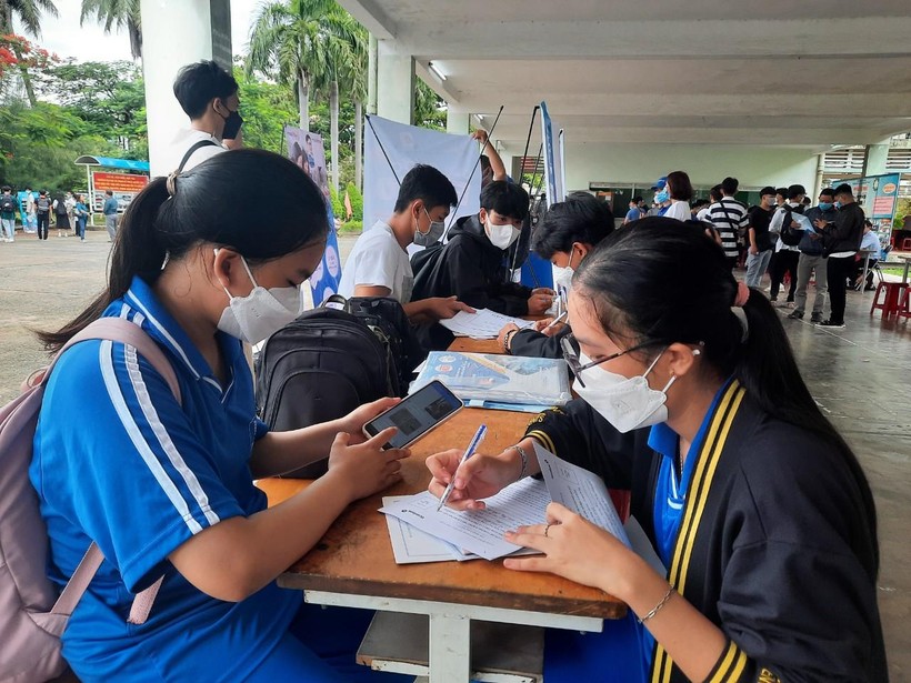 Học sinh làm thủ tục nhập học Trường ĐH Sư phạm Kỹ thuật, ĐH Đà Nẵng. 