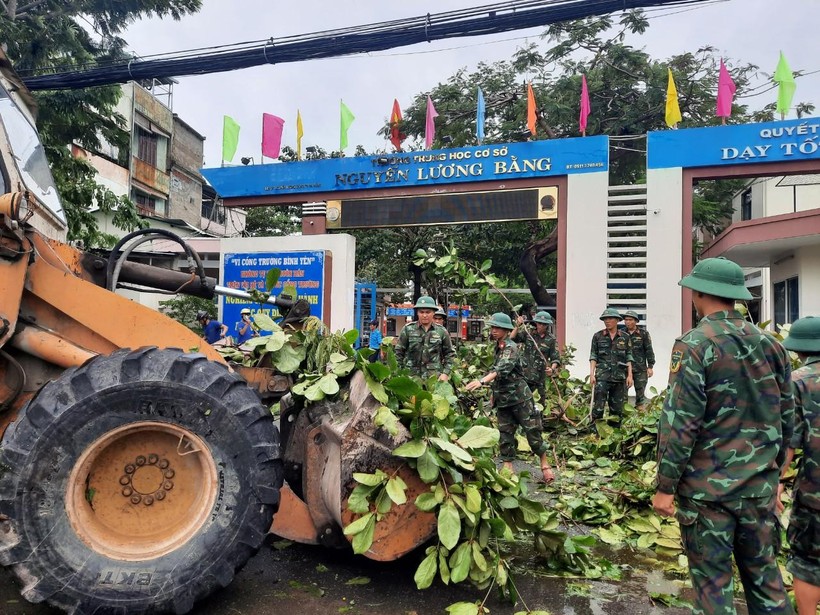 Trường THCS Nguyễn Lương Bằng được đơn vị bộ đội hỗ trợ thu dọn cây xanh đổ sau bão.