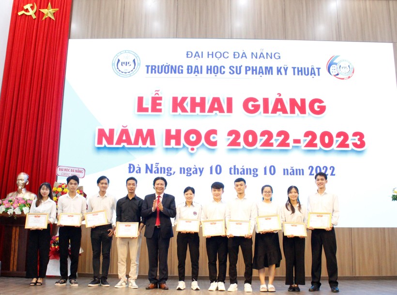 Hiệu trưởng Trường ĐH Sư phạm Kỹ thuật, ĐH Đà Nẵng trao học bổng cho sinh viên.